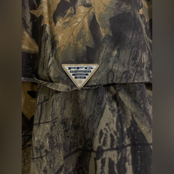 Camouflaged Columbia short sleeve button down - Picture 3 of 4